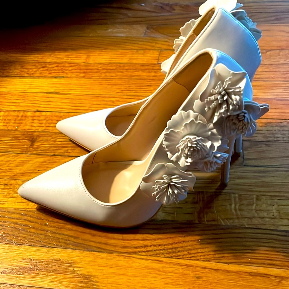 Elegant White Floral Appliqué High Heel Pumps